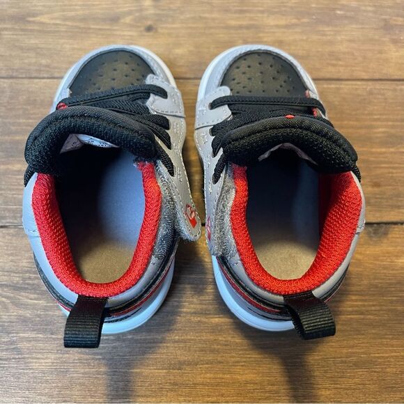 Nike Black and Red Sneakers with Classic Basketball Design - Picture 6 of 7